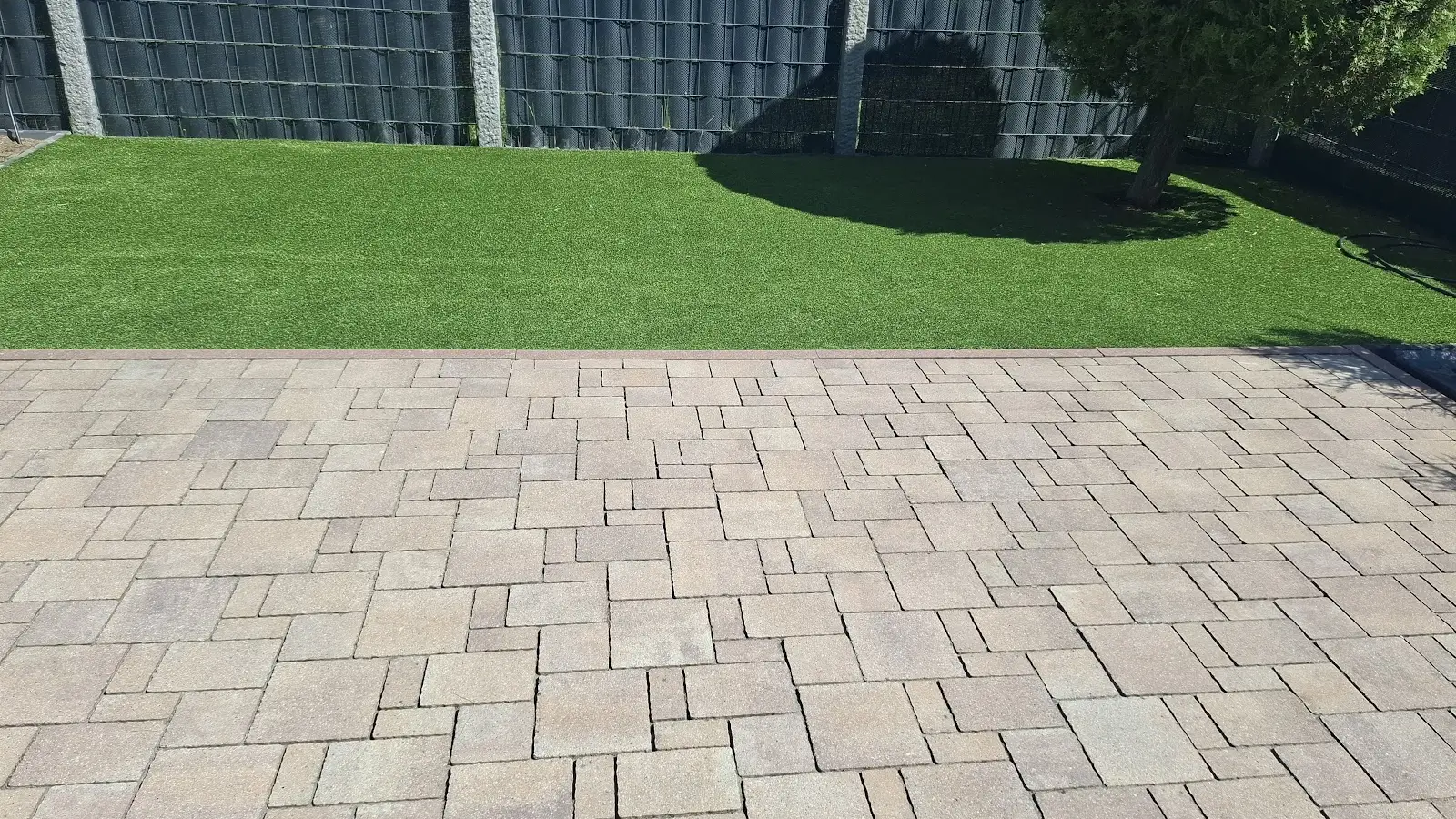 Gepflasterte Hoffläche mit angrenzender Rasenfläche — Gartenprofi 2010