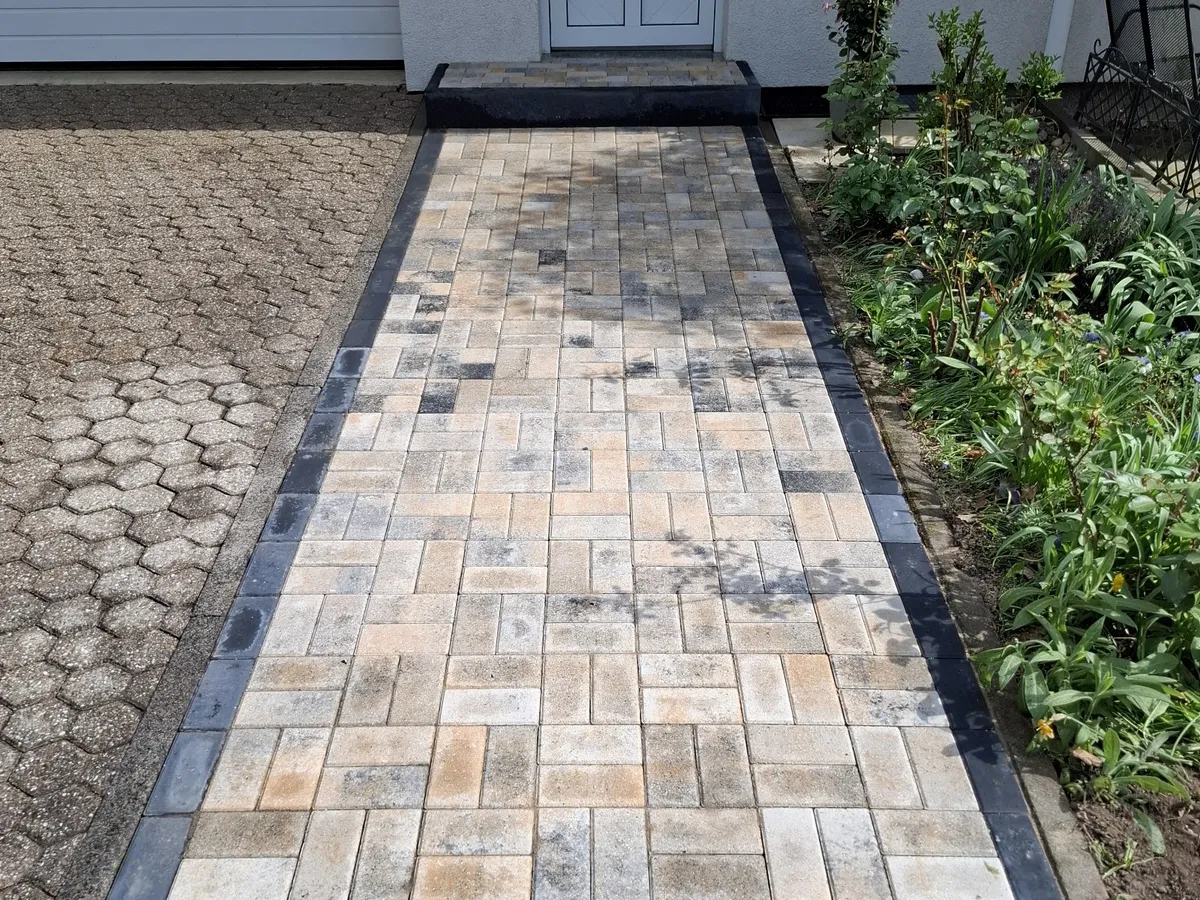 Neuer Pflasterweg zum Hauseingang — Gartenprofi 2010
