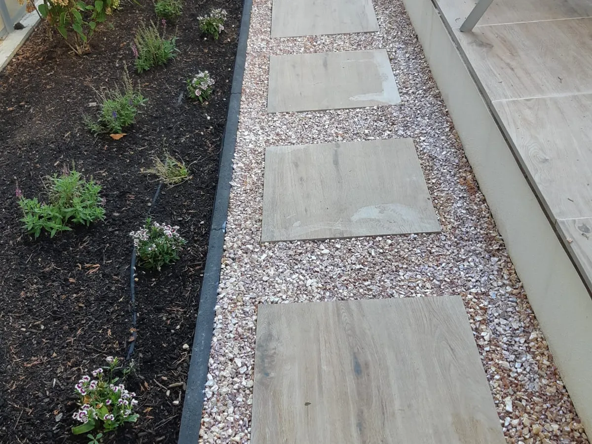 Trittplatten im Kiesbett neben dem Beet — Gartenprofi 2010