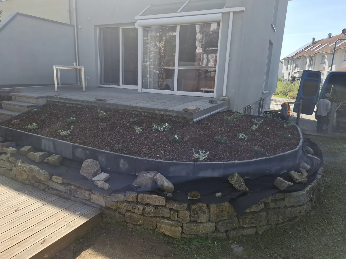 Terrasse mit Natursteinmauer und neuem Beet — Gartenprofi 2010